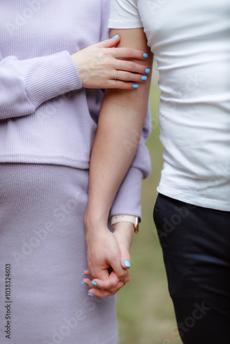 Konstfotografi A pregnant woman in the arms of her husband