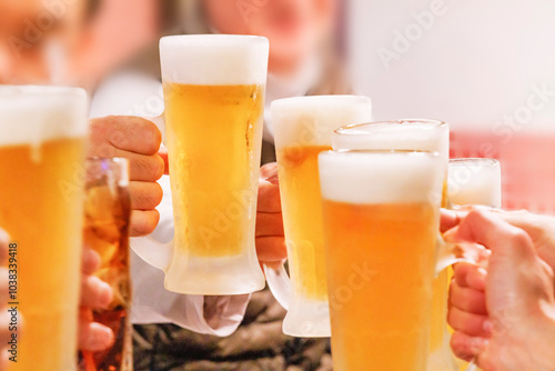 よく冷えたビールやサワー乾杯する人たち