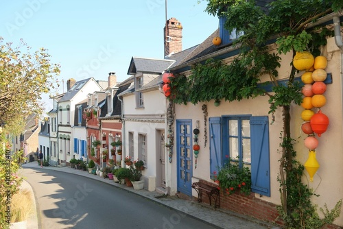 Fototapeta Naklejka Na Ścianę i Meble -  Petites maisons de pêcheurs dans la pittoresque rue des Moulins à Saint-Valery-sur-Somme dans la baie de Somme, en Picardie / Hauts-de-France (France)