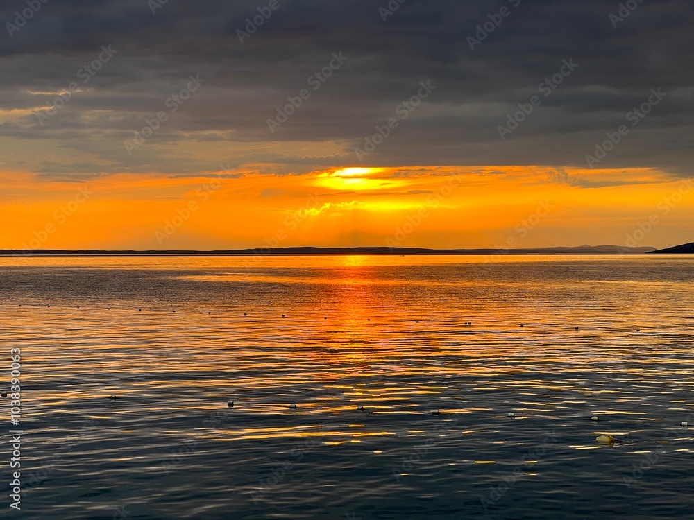 Obraz premium Sunset over the Adriatic Sea in Dalmatia (Starigrad-Paklenica, Croatia) - Sonnenuntergang ueber der Adria in Dalmatien (Starigrad-Paklenica, Kroatien) - Zalazak sunca nad Jadranskim morem u Dalmaciji