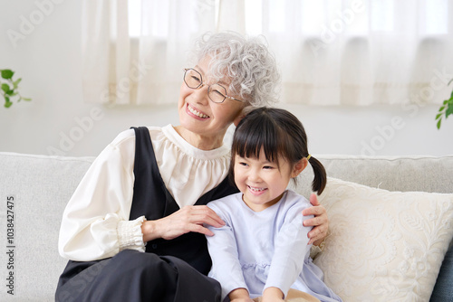 Wallpaper Mural リビングで孫に寄り添う祖母 Torontodigital.ca