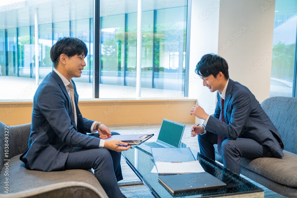打合せをする2人の男性ビジネスマン 打合せをする2人の男性ビジネスマン