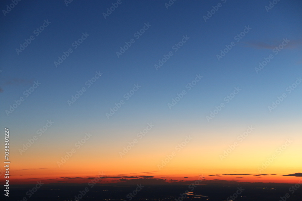 Coucher de soleil et comète