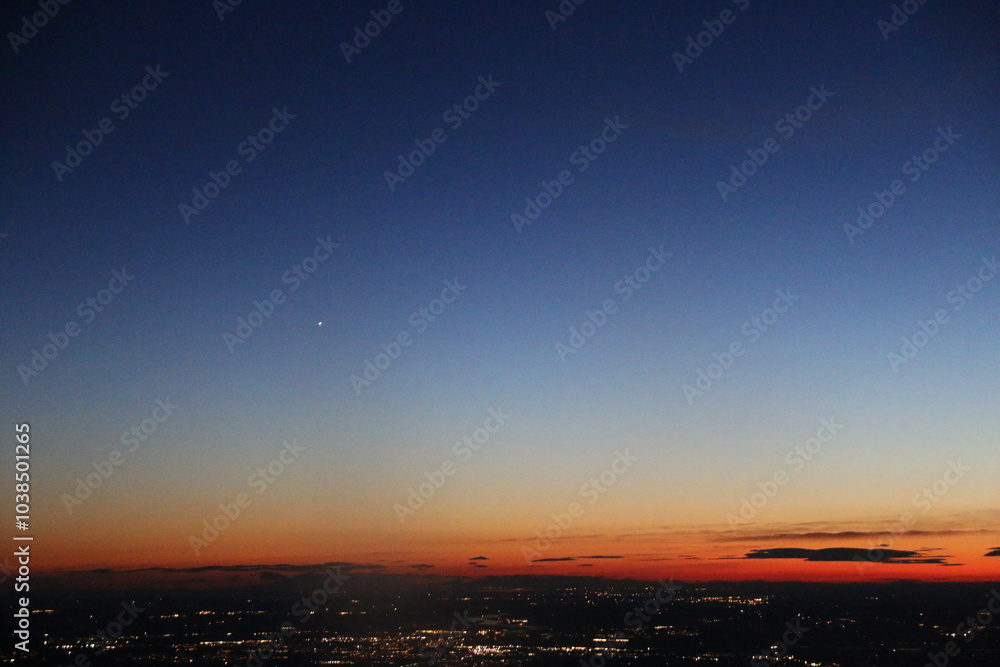 Coucher de soleil et comète