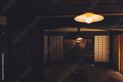 暗い日本の和室で光る古い伝統的な照明
