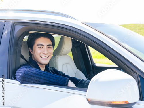 ドライバー、運転、自動車、運転席、笑顔、快適、リラックス、ドライブ、爽やか、男性、日本人、交通、安全、インテリア、道路、通勤、旅行、観光、青空、爽快、駐車場、トラフィック、GPS、モビリティ、MaaS、ITS、乗車、コックピット、マイカー、エレクトロニクス、カー用品、ADAS、セーフティ、システム、運転手、楽しい、ライフスタイル、嬉しい、オートモーティブ、ウィンドウ、空調、元気、ポジティブ、ドアミ