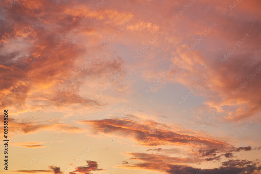 Fototapeta premium Serene Sunset Sky with Fiery Clouds