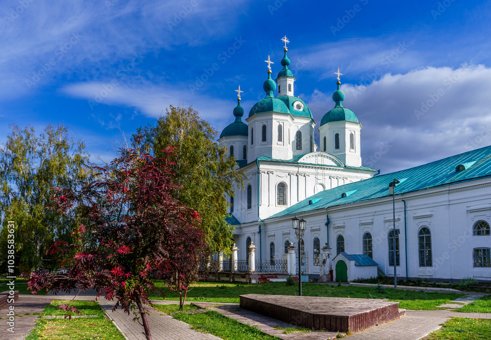 Obraz premium Spassky Cathedral in Yelabuga in autumn, Tatarstan. Sunny day in the park near the cathedral. Main Orthodox Cathedral of the city