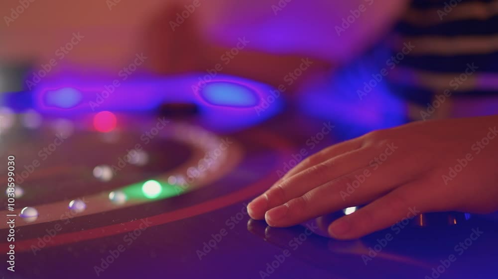 Investigating Hand Interactions on an Interactive Table in a Setting with Dim Lighting Investigating Hand Interactions on an Interactive Table in a Setting with Dim Lighting