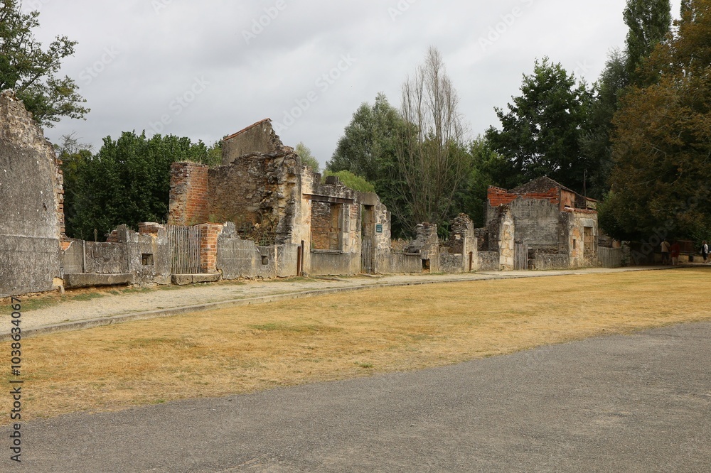 Rue de l'ancien village bordée des ruines des maisons incendiée par les nazis, village d'Oradour sur Glane, département de la Haute Vienne, France Rue de l'ancien village bordée des ruines des maisons incendiée par les nazis, village d'Oradour sur Glane, département de la Haute Vienne, France