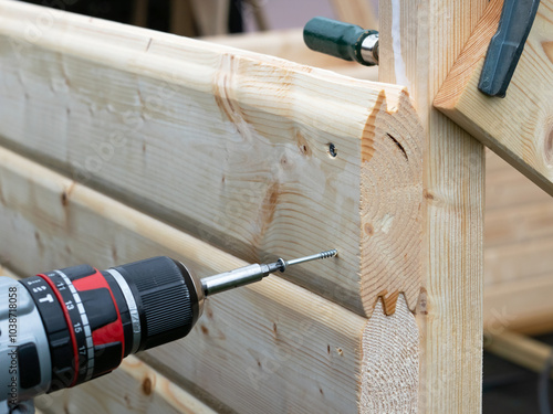 Saunahaus für Wellness im Garten - Sauna selber aufbauen - Wandaufbau - Blockbohlen - Akkuschrauber