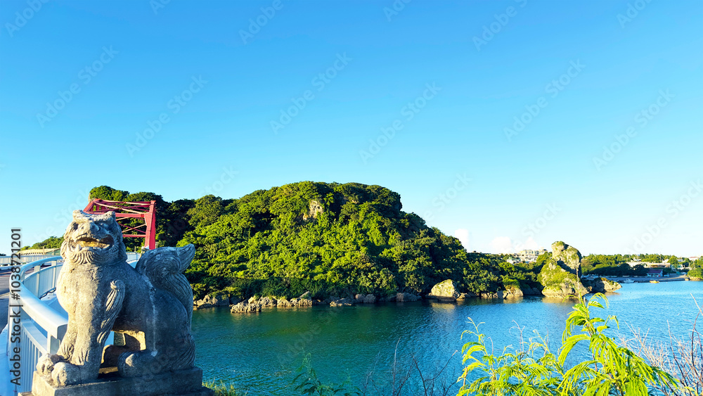 海と青空とシーサー 沖縄県伊計島伊計大橋