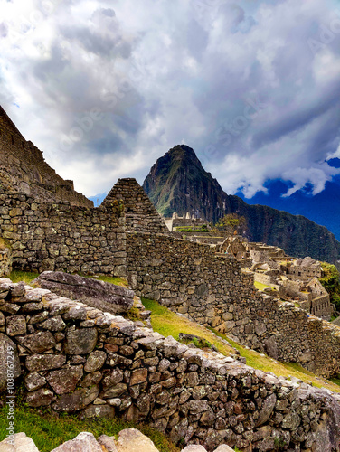 Machu Picchu, Perú - Sept 9, 2024, Vista de las ruinas del Machu Picchu con el Huayna Picchu al fondo	 photo