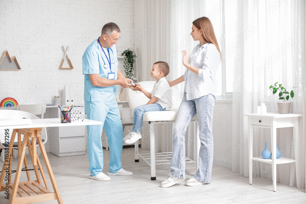 Obraz premium Little boy with mother at pediatrician's office