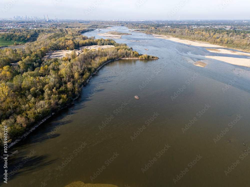 Naklejka premium Piaskowe wyspy na rzece Wiśle w okolicach Warszawy. Niski poziom wody w rzece.