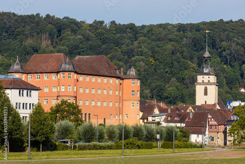 Schloss Bartenau in Künzelsau, dahinter die Stadt, Baden-Württemberg, Deutschland