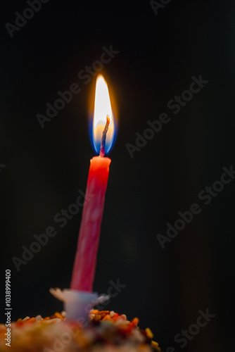 Geburstagskerze auf Kuchen, Glückwunsch