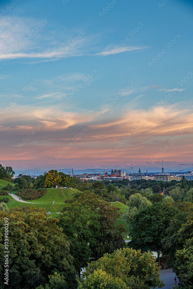 Fototapeta premium Panoramablick über Münchens Wahrzeichen und Stadtansicht aus dem Olympiapark