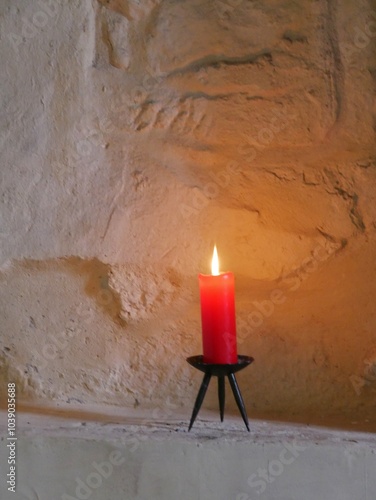 Kerze zur Andacht in Nische einer Kirche photo