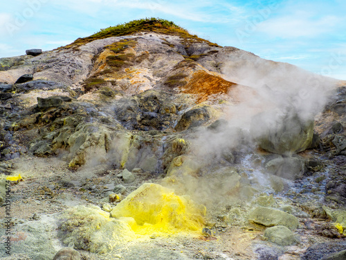 Obraz na płótnie 玉川温泉で噴気孔から火山ガスが噴出している様子（秋田県仙北市）