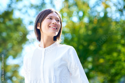 天気の良い日に緑の中で笑顔の女性