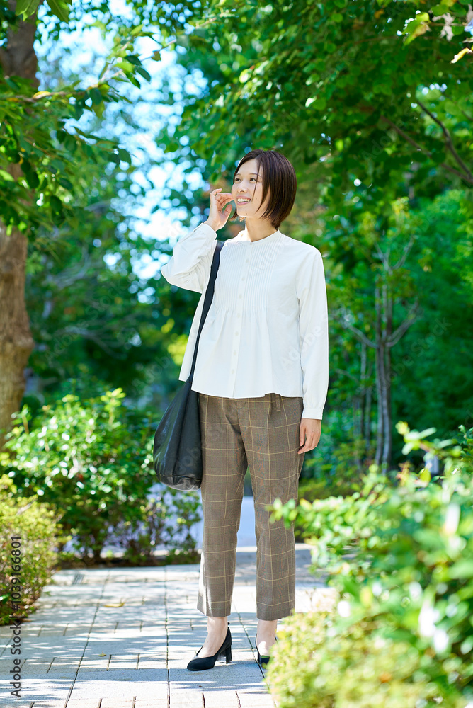 緑地を散歩する女性 緑地を散歩する女性