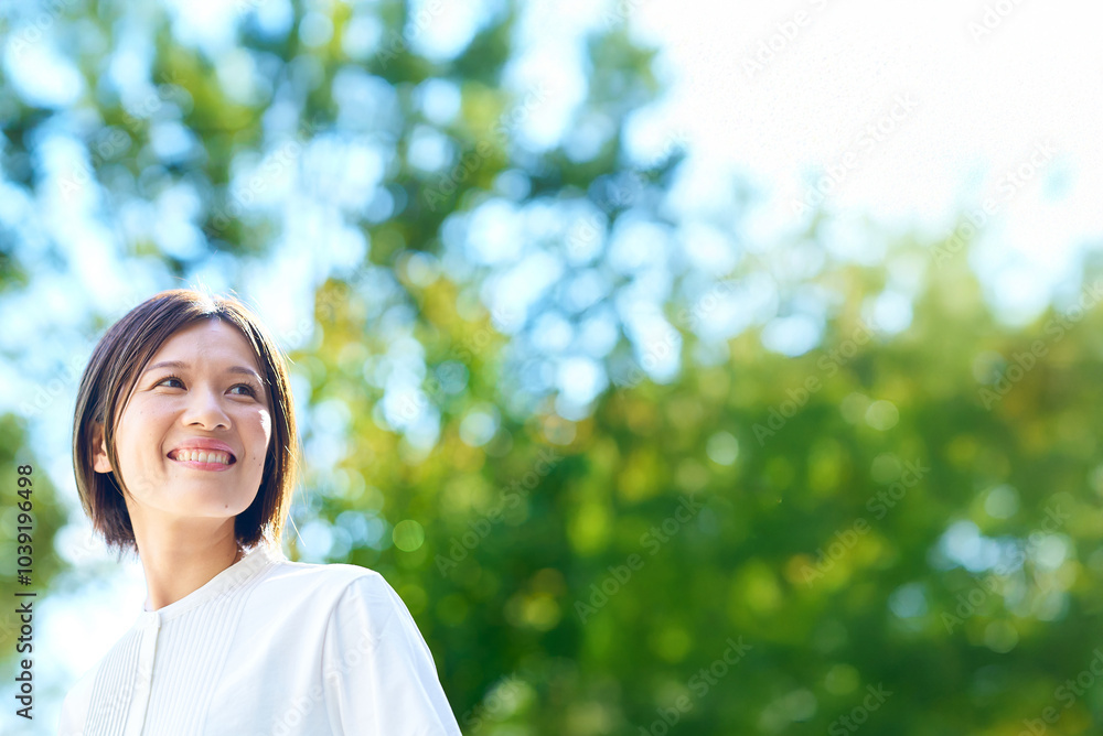 晴天の緑の中でくつろぐ女性 晴天の緑の中でくつろぐ女性
