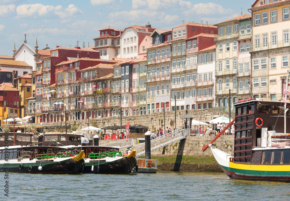 Fototapeta premium View of the colorful facades of the houses of Porto