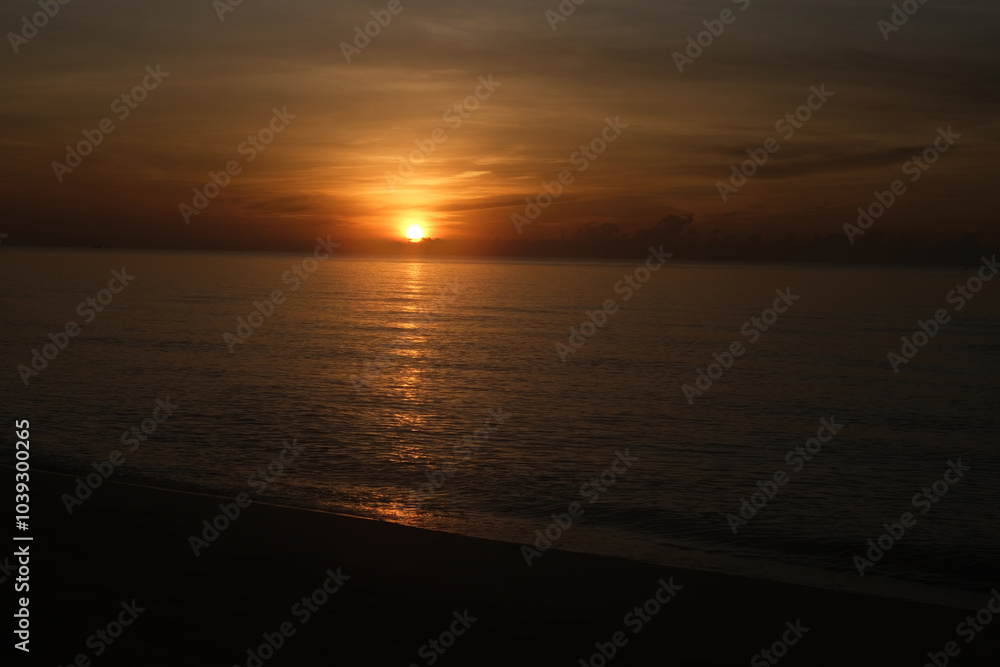 Fototapeta premium The sun rises at the sea in the morning.