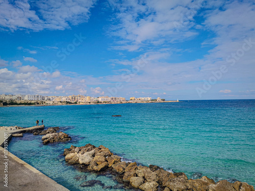 Paesaggio della maravigliosa Salento, bellissimo mare blu