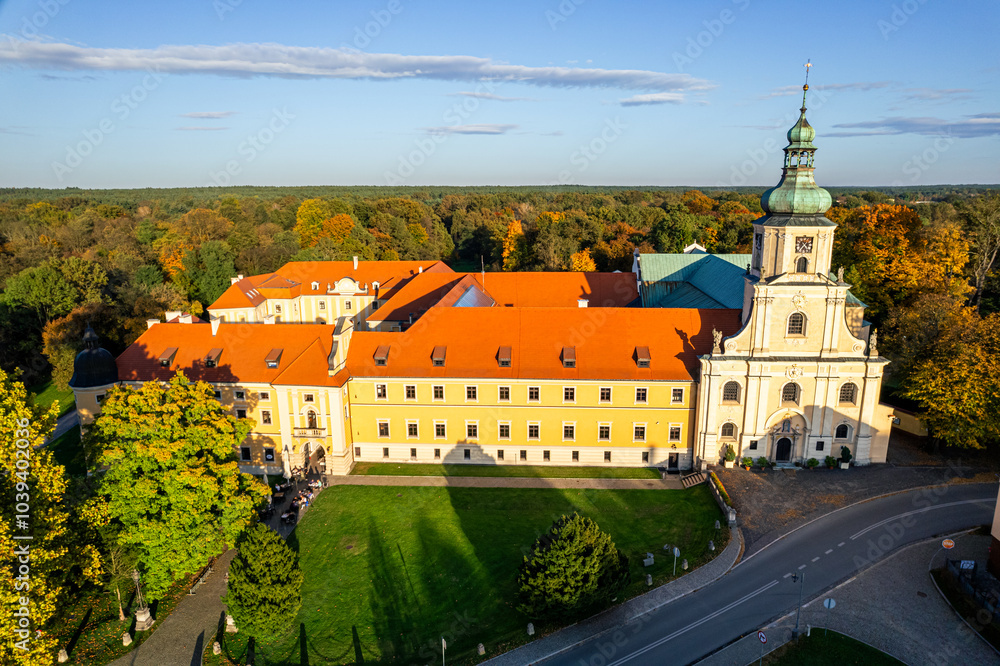 Panorama Opactwa Cystersów w Rudach, romańsko–gotyckie opactwo w Rudach w powiecie raciborskim, w województwie śląskim, z pięknym parkiem jesienią z lotu ptaka