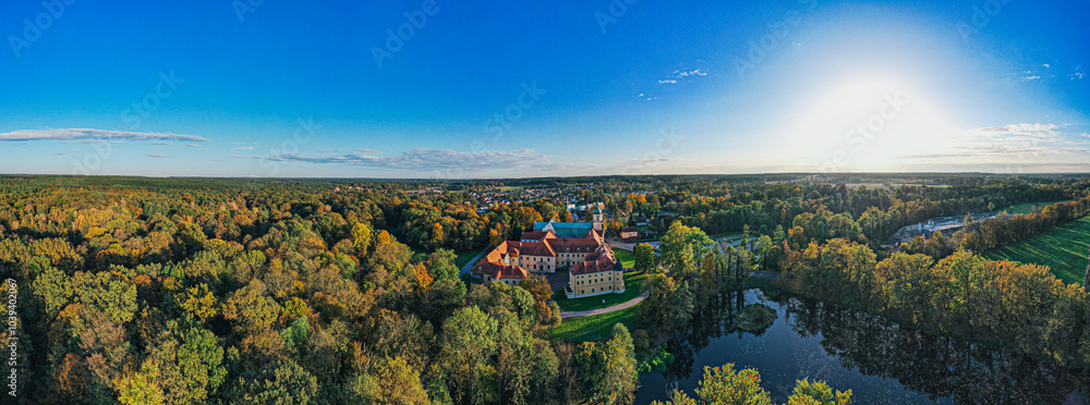 Panorama Opactwa Cystersów w Rudach, romańsko–gotyckie opactwo w Rudach w powiecie raciborskim, w województwie śląskim, z pięknym parkiem jesienią z lotu ptaka