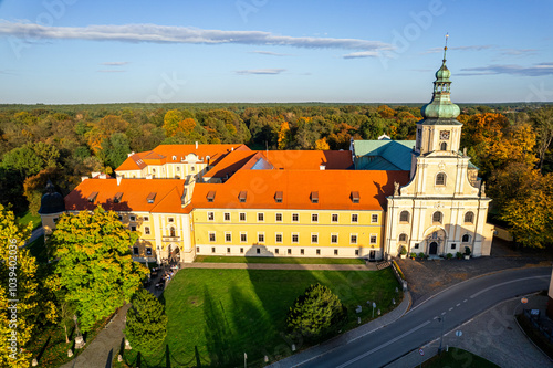 Obraz na płótnie Panorama Opactwa Cystersów w Rudach, romańsko–gotyckie opactwo w Rudach w powiecie raciborskim, w województwie śląskim, z pięknym parkiem jesienią z lotu ptaka w salonie