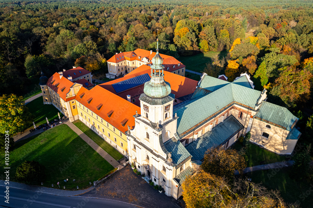 Panorama Opactwa Cystersów w Rudach, romańsko–gotyckie opactwo w Rudach w powiecie raciborskim, w województwie śląskim, z pięknym parkiem jesienią z lotu ptaka