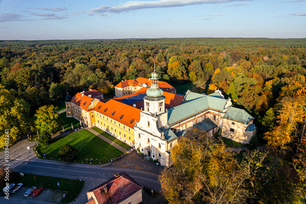 Panorama Opactwa Cystersów w Rudach, romańsko–gotyckie opactwo w Rudach w powiecie raciborskim, w województwie śląskim, z pięknym parkiem jesienią z lotu ptaka