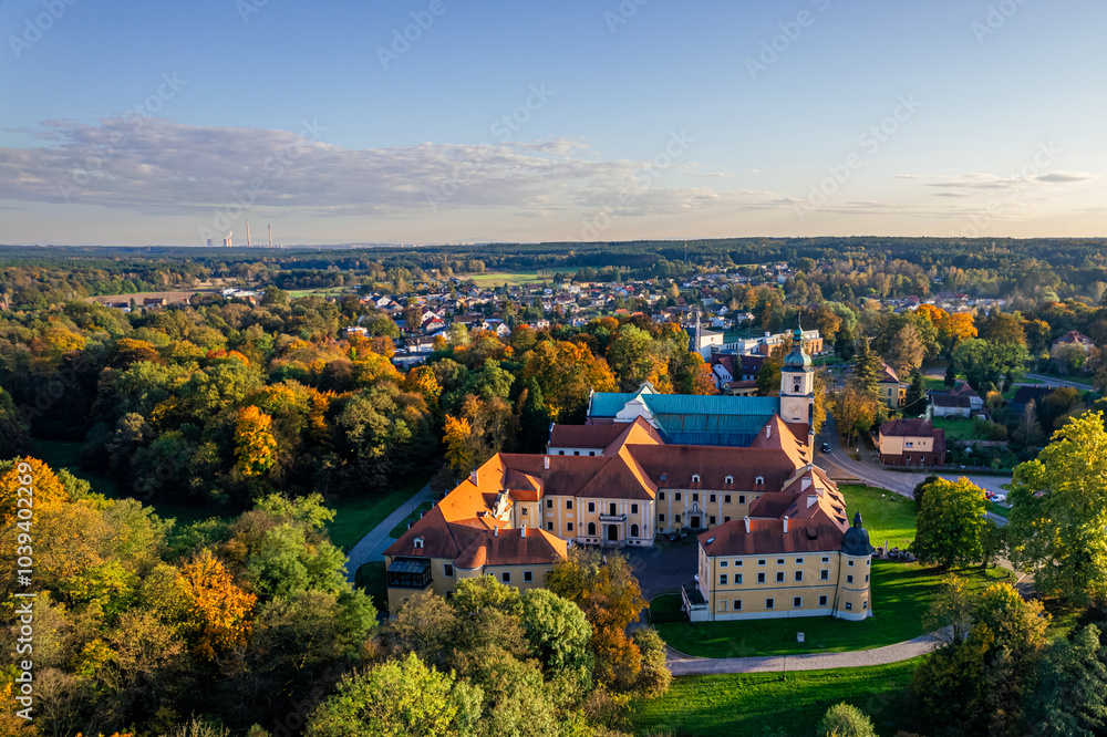 Panorama Opactwa Cystersów w Rudach, romańsko–gotyckie opactwo w Rudach w powiecie raciborskim, w województwie śląskim, z pięknym parkiem jesienią z lotu ptaka