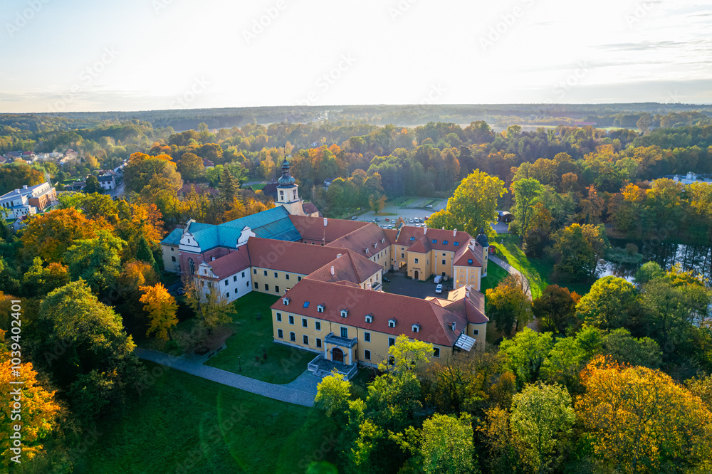 Panorama Opactwa Cystersów w Rudach, romańsko–gotyckie opactwo w Rudach w powiecie raciborskim, w województwie śląskim, z pięknym parkiem jesienią z lotu ptaka