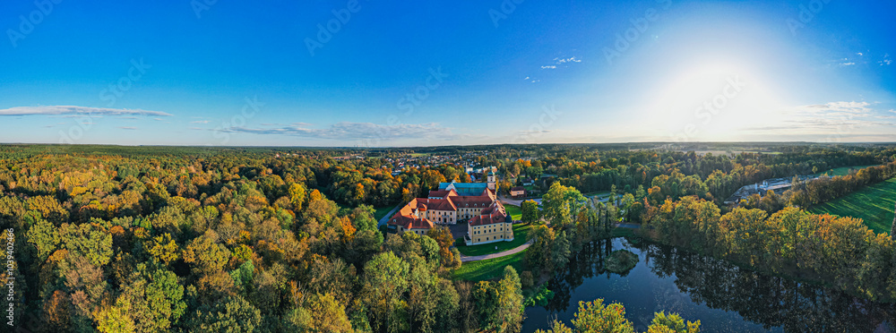 Panorama Opactwa Cystersów w Rudach, romańsko–gotyckie opactwo w Rudach w powiecie raciborskim, w województwie śląskim, z pięknym parkiem jesienią z lotu ptaka