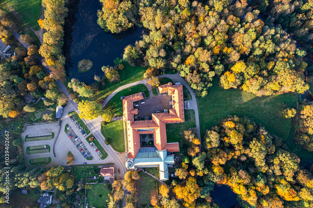Panorama Opactwa Cystersów w Rudach, romańsko–gotyckie opactwo w Rudach w powiecie raciborskim, w województwie śląskim, z pięknym parkiem jesienią z lotu ptaka