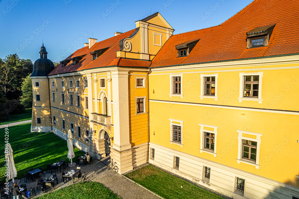 Panorama Opactwa Cystersów w Rudach, romańsko–gotyckie opactwo w Rudach w powiecie raciborskim, w województwie śląskim, z pięknym parkiem jesienią z lotu ptaka