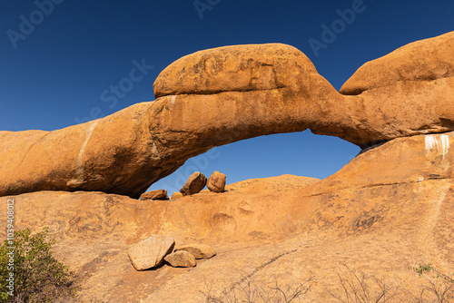 The Arch an der Spitzkoppe oder auch das Matterhorn Namibias genannt, Erongogebirge in Namibia, Touristenattraktion und Wandermöglichkeiten photo