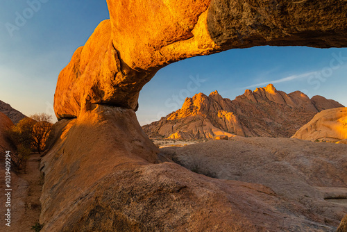 The Arch an der Spitzkoppe oder auch das Matterhorn Namibias genannt, Erongogebirge in Namibia, Touristenattraktion und Wandermöglichkeiten