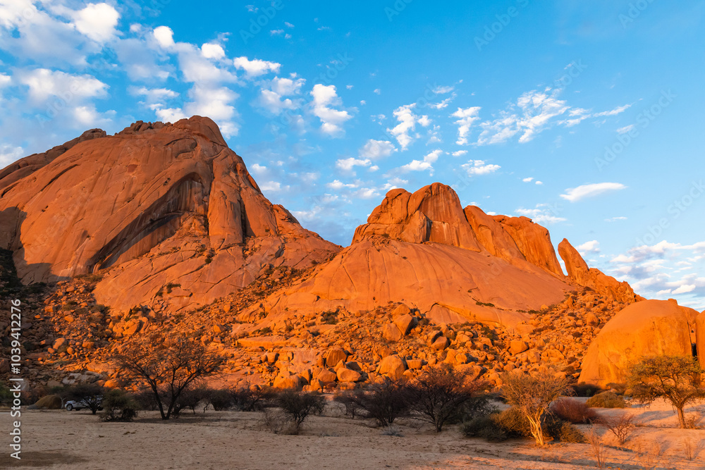 Naklejka premium Der Inselberg Spitzkoppe oder auch das Matterhorn Namibias genannt bei Sonnenuntergang, Erongogebirge in Namibia, Touristenattraktion und Wandermöglichkeiten
