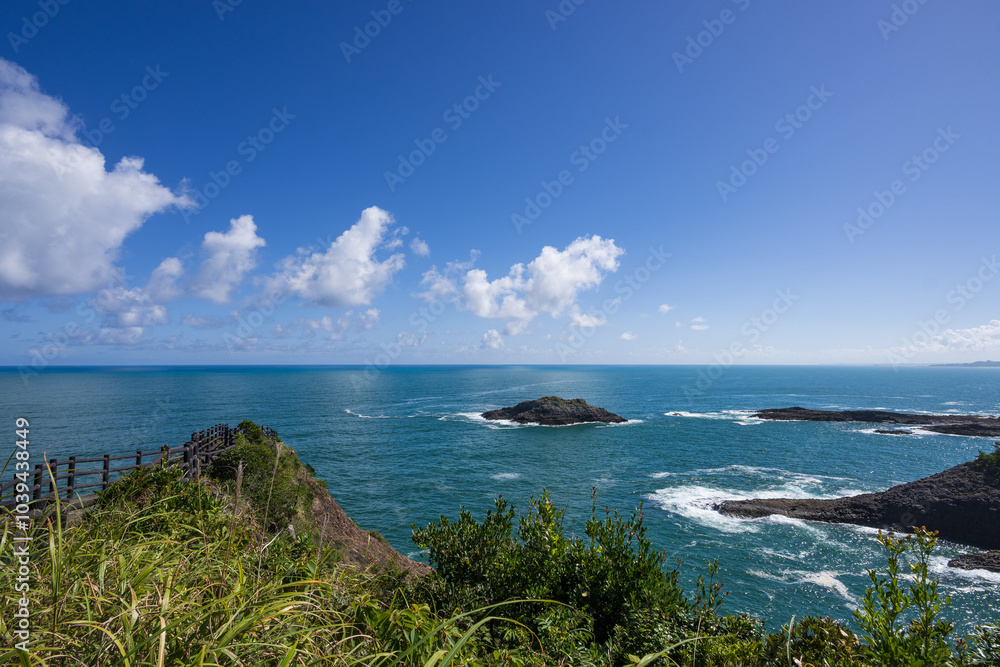 Obraz premium 日向岬展望台から見える絶景海岸の青い空と青い海