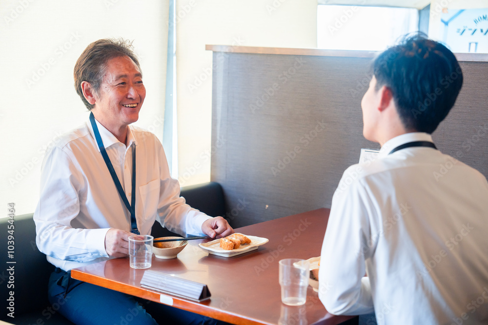 レストランでお昼ごはんを食べる二人のビジネスマン レストランでお昼ごはんを食べる二人のビジネスマン