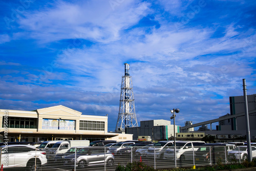 Wallpaper Mural 港の近くの近代的な発電所と高い煙突と青い空、雲 Torontodigital.ca