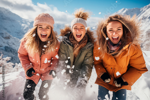 Grupo de amigas disfrutando de un día nevado en un entorno de montañas y nieve. Diversión en la nieve. photo