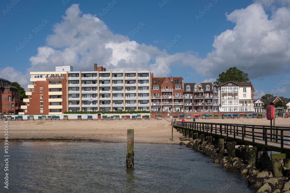Fototapeta premium Apartmentgebäude am Strand, Nordseeküste, Wyk, Föhr, Nordsee-Insel, Nordfriesland, Schleswig-Holstein, Deutschland, Europa