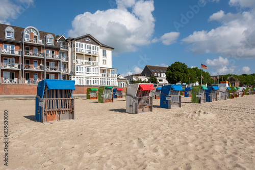 Leere Strandkörbe am Sandstrand, Nordseeküste, Wyk, Föhr, Nordsee-Insel, Nordfriesland, Schleswig-Holstein, Deutschland, Europa photo