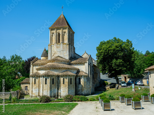 Église romane de Saint Hilaire de Melle et chemin attenant